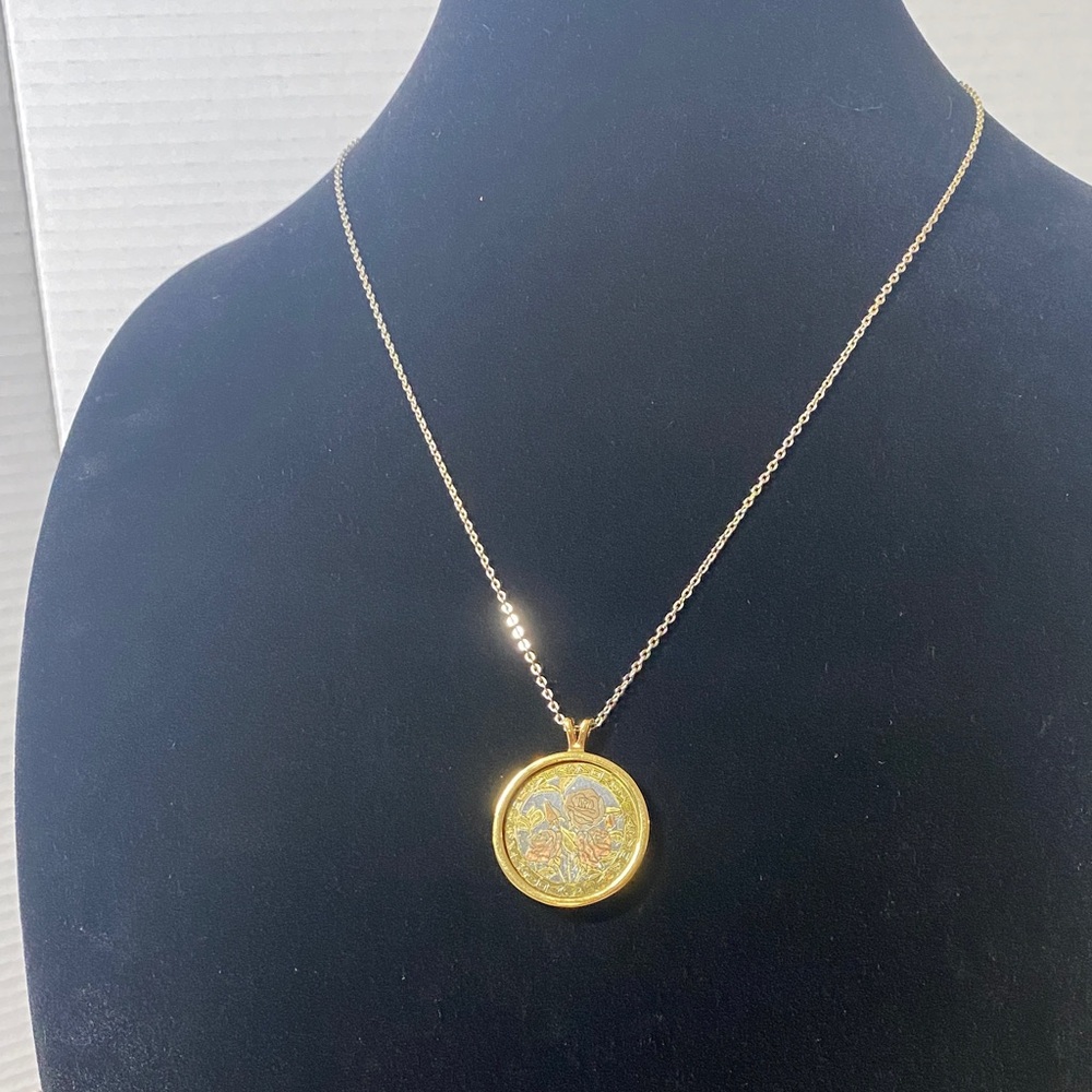 Vintage Amway Damascene Roses Engraved Gold Tone Medallion Pendant Necklace